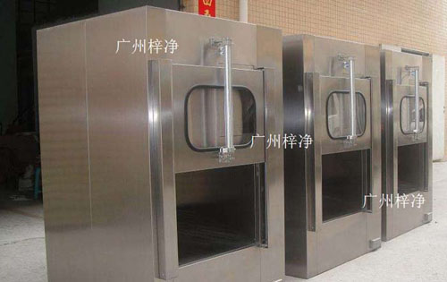 傳遞窗廣泛應用于微細科技、生物實驗室、制藥廠、醫院、食品加工業、LCD、電子廠等等一切需要空氣凈化的場所。