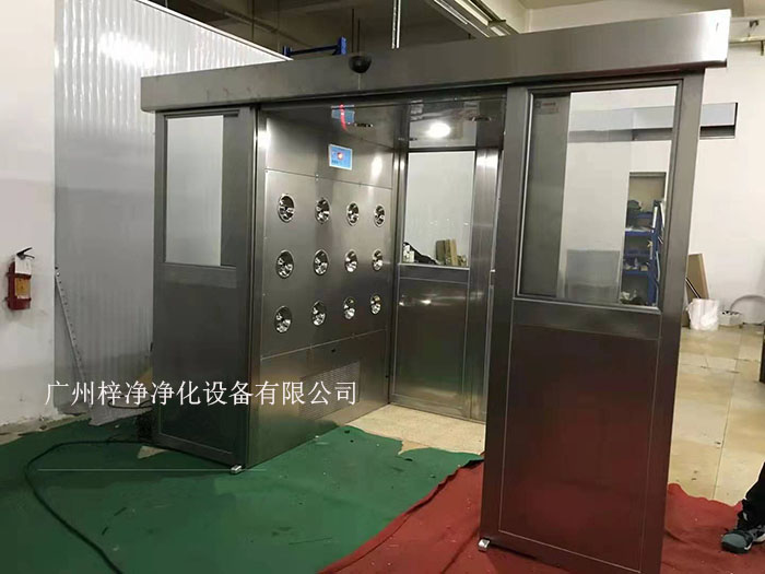 貨淋室是人員和貨物進(jìn)入潔凈室所必需的通道，它可以減少貨物進(jìn)出潔凈室所帶來(lái)的污染問(wèn)題。