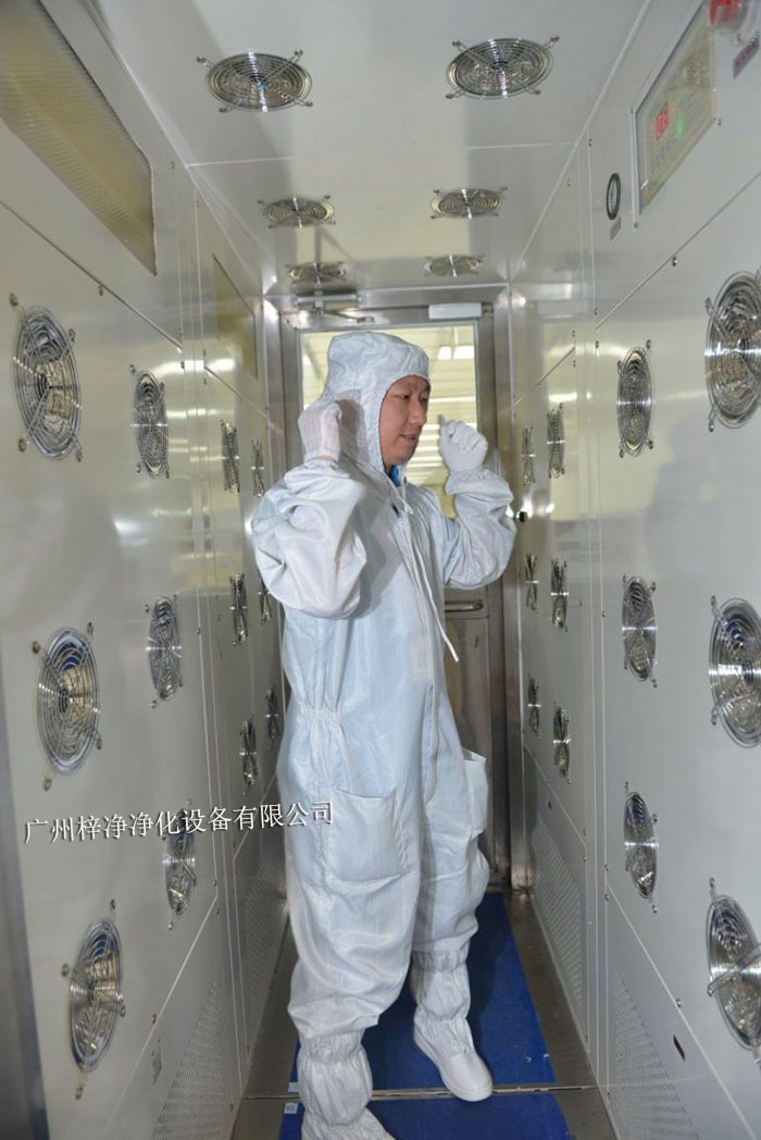 風淋室不僅可以為工作人員提供清潔的空氣環境，還可以對物料進行凈化處理。