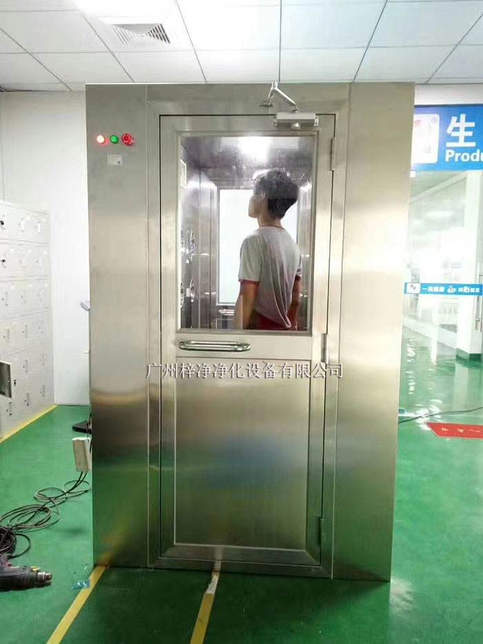 操作前應檢查風淋室各部件是否完好，包括門體、噴嘴、風機、照明等。