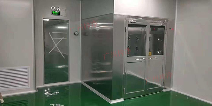 對于風淋室，通常安裝在人員進出潔凈室的主要通道上