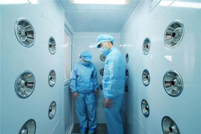 風(fēng)淋室的主要功能是通過高速氣流對人體或物品進行瞬間凈化。